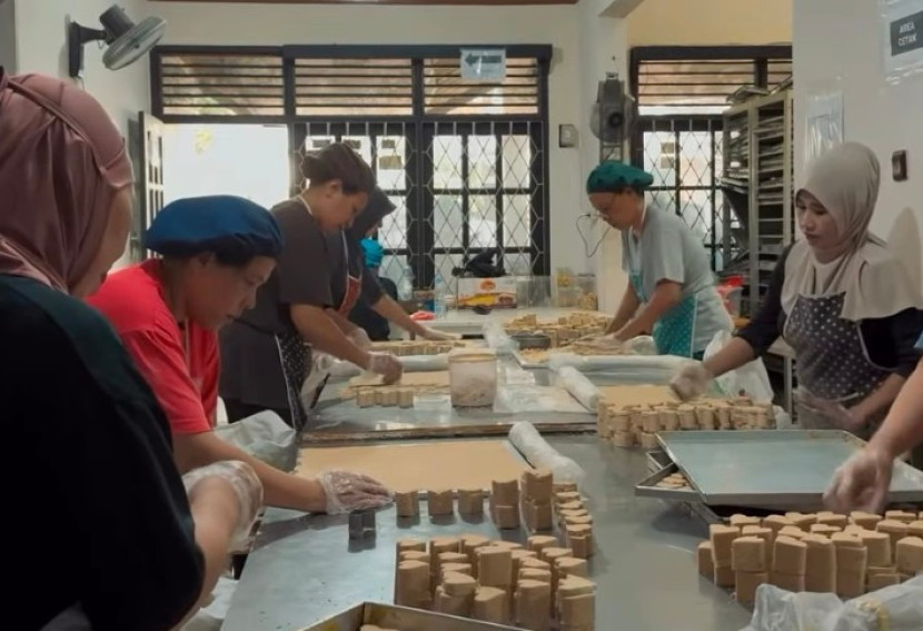 Rumah produksi pembuatan kue kacang Oleh Oleh Bu Odeh di Jalan Anggur Raya F2 No. 2, Sukatani, Kecamatan Tapos, Kota Depok. (Foto: Dok RUZKA INDONESIA)