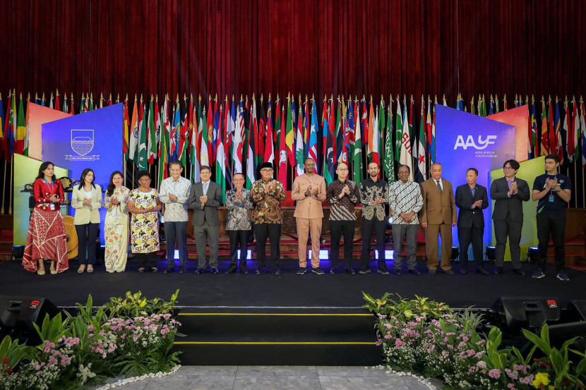 Wali Kota Bandung Muhammad Farhan berfoto bersama dengan sejumlah anak muda perwakilan dari sejumlah negara saat acara Asia Africa Youth Forum (AAYF) 2025 di Gedung Merdeka, Kamis (16/10/2025), Foto: Diskominfo Kota Bandung