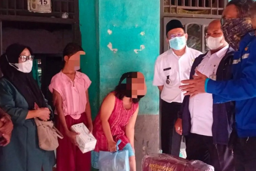 Lurah Cimpaeun, Mujahidin mengunjungi seorang warga RW 16 yang mengalami permasalahan kesehatan dan sosial. (Foto: Dok Kelurahan Cimpaeun)