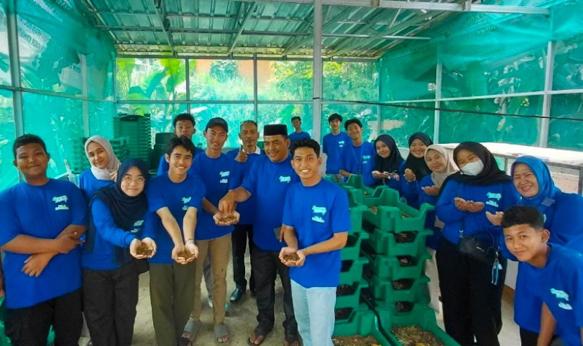 Lurah Sawangan, Fahrudin Ali Ahmad bersama belasan remaja PIK R Sacerba di Rumah Maggot Sawangan Eco Farm, belum lama ini. (Foto: Dok Diskominfo Kota Depok)