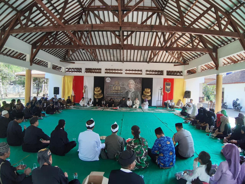 Dialog sejarah saat Haul ke-139 Kanjeng Prebu Raden Adipati Aria (RAA) Kusumadiningrat di Aula Keraton Selagangga, Kabupaten Ciamis, Rabu (18/10/2025). Foto: Dani Daniar