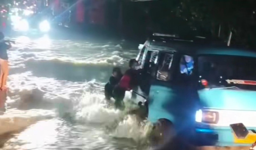 Banjir dengan arus yang cukup deras di Jalan Raya Pitara Depok, Jumat (17/10/2025). (Foto: Dok RUZKA INDONESIA)