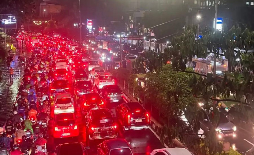 Akibat banjir, terjadi kemacetan parah di Jalan Margonda Raya, Jumat (17/10/2025). (Foto: Dok RUZKA INDONESIA) 