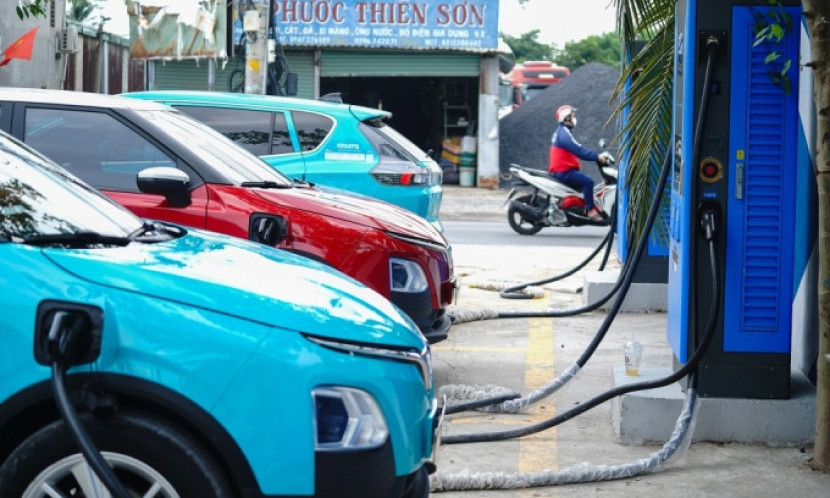 Mobil listrik sedang mengisi daya di stasiun pengisian daya swasta di Vietnam. Foto: VnExpress