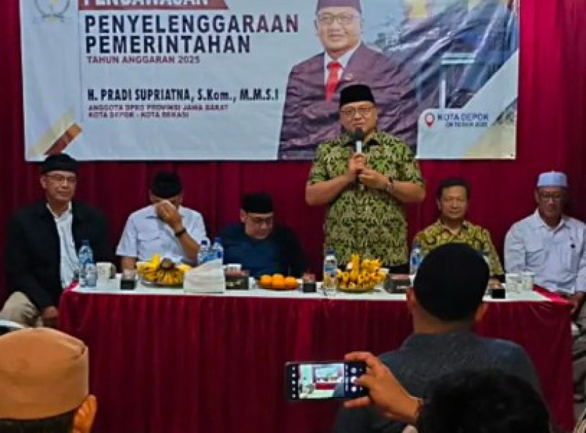 Anggota DPRD Jabar, Pradi Supriatna, memberikan sambutan dalam kegiatan pengawasan penyelenggaraan pemerintahan di Jalan H. Mustofa Raya, RT 04/RW 04, Kelurahan Kukusan, Kecamatan Beji, Kota Depok, Kamis (16/10/2025). (Foto: Dok Diskominfo Kota Depok)