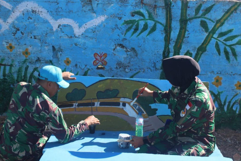 Pengecatan fasilitas umum oleh Satgas Perdamaian TNI di Desa Qabrikha, Lebanon Selatan, Senin (13/10/2025). Foto: Laman resmi TNI  