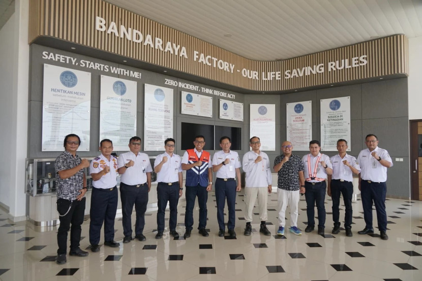 Direktur Utama PT Kereta Api Indonesia Bobby Rasyidin (tengah) bersama jajaran ke Kabupaten Batang, Selasa (14/10), yang turut dihadiri oleh Bupati Batang dan Direktur Utama PT Kawasan Industri Terpadu Batang (KITB). (Foto: Humas KAI Daop 4 Semarang)