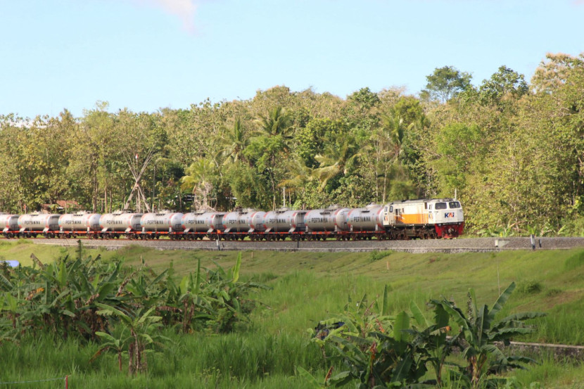 Ilustrasi. PT Kereta Api Indonesia (KAI) mencatat capaian signifikan pada layanan logistik bahan bakar penerbangan (avtur) sepanjang Januari–September 2025. (Foto: Humas KAI)