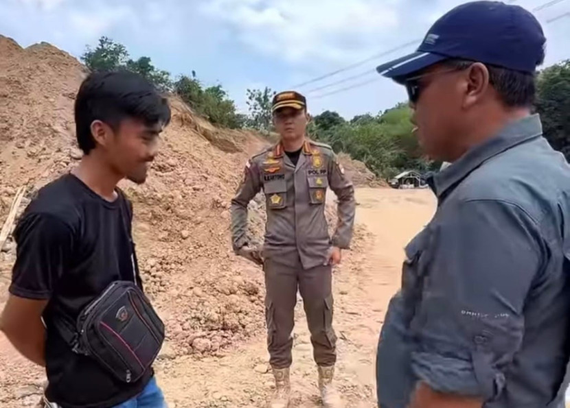 Bupati Majalengka Eman Suherman yang di dampingi Kasatpol PP Majalengka, mengingatkan cheker galian C untuk tidak membuat aktivitas ilegal di wilayahnya. (Foto : Dok SS video Eman Suherman)