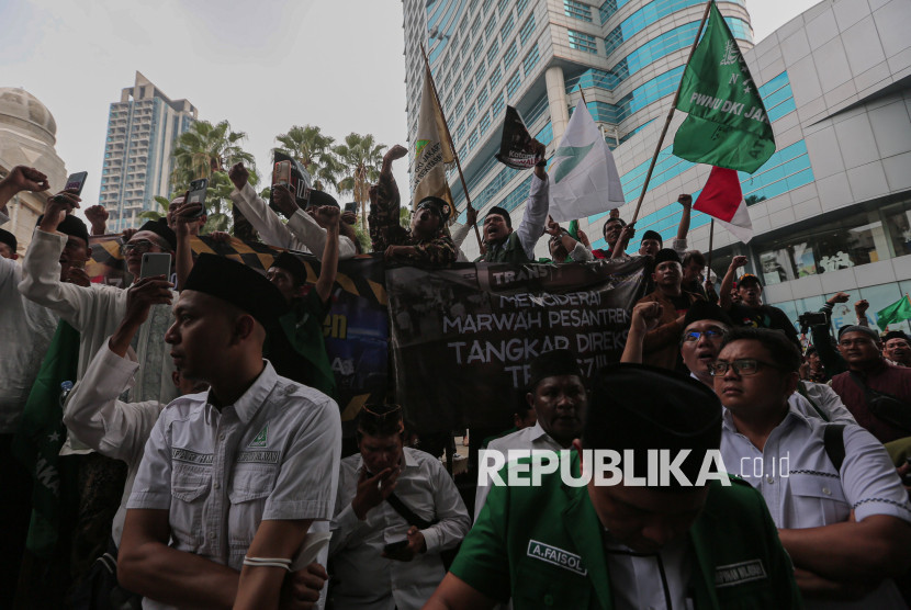 Massa dari PWNU DKI Jakarta dan alumni pondok pesantren saat Aksi Bela Ulama dan Pesantren di depan gedung Trans7.