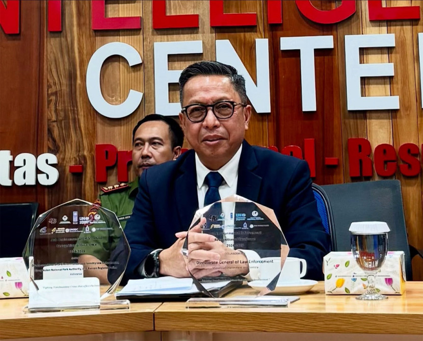 Rasio Ridho Deputi Pengendalian Pencemaran dan Kerusakan Lingkungan Kementerian LH/BPLH memegang dua penghargaan Asia Environmental Enforcement Recognition of Excellence (AEERE) Awar. (Dok. Deputi KLH)