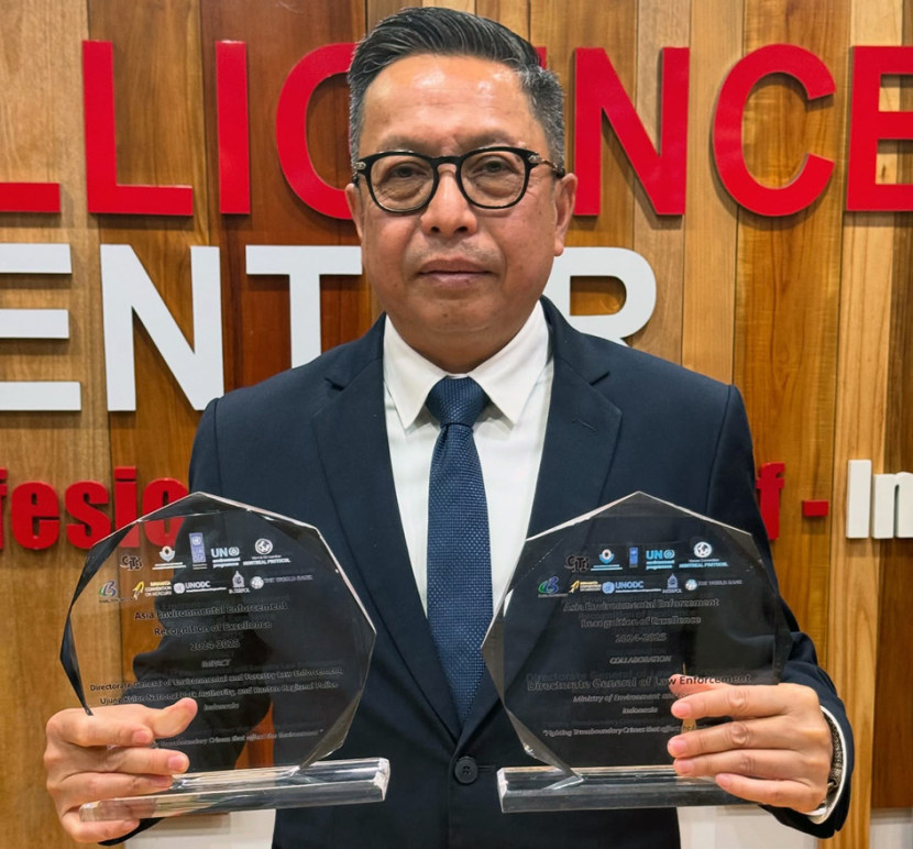 Rasio Ridho Deputi Pengendalian Pencemaran dan Kerusakan Lingkungan Kementerian LH/BPLH memegang dua penghargaan Asia Environmental Enforcement Recognition of Excellence (AEERE) Awar. (Dok. Deputi KLH)