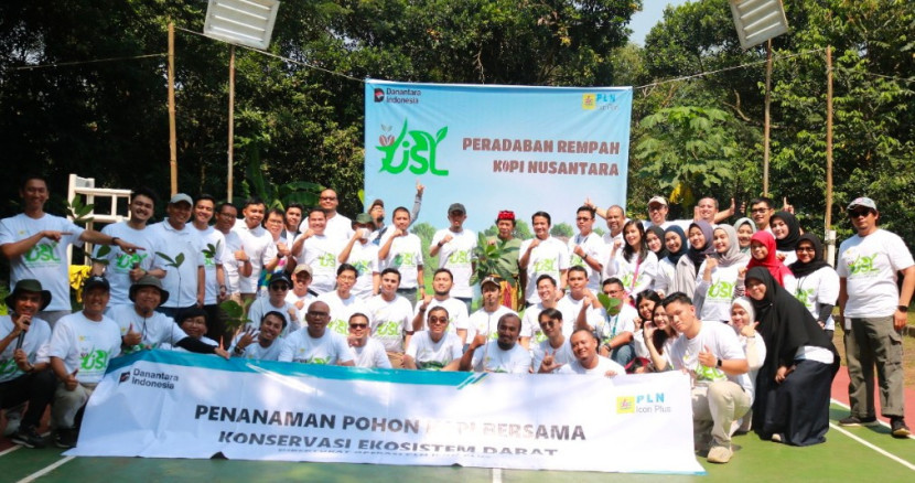 PLN Icon Plus laksanakan aksi penanaman pohon kopi di kawasan Hutan Kota Pesanggrahan Sangga Buana, Karang Tengah, Jaksel. (Foto: Dok PLN Icon Plus)