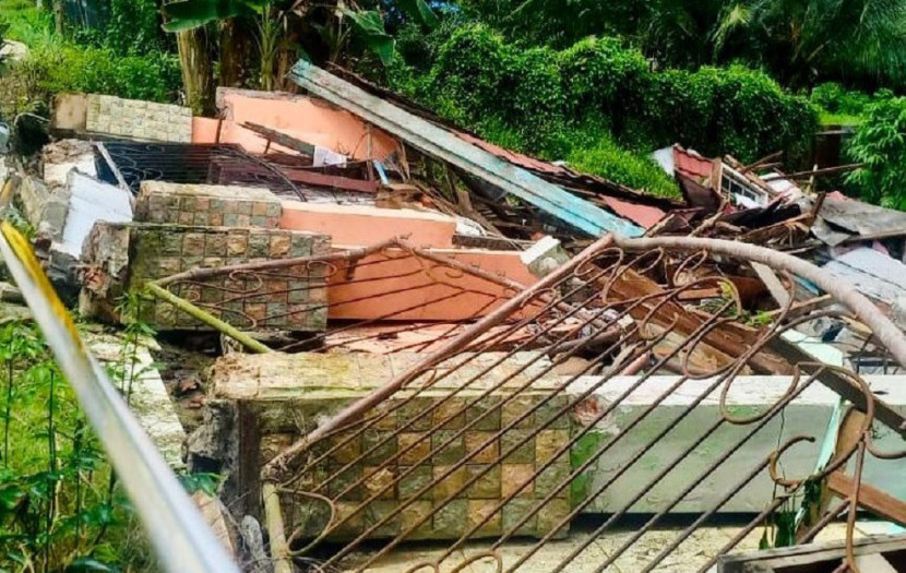 Rumah di Muara Rapak Balikpapan Utara ambruk karena longsor.