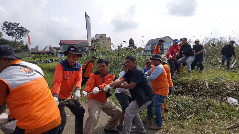 Evakuasi material longsor di di Jalan Prana, Kelurahan Cisarua, Kecamatan Cikole, Kota Sukabumi, Ahad (19/10/2025).