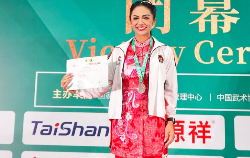 Krisdayanti pamerkan sertifikat raihan mendali perak pada Kejuaraan Dunia Wushu atau World Kungfu Championships 2025 di China. (Foto: instagram krisdayanti)