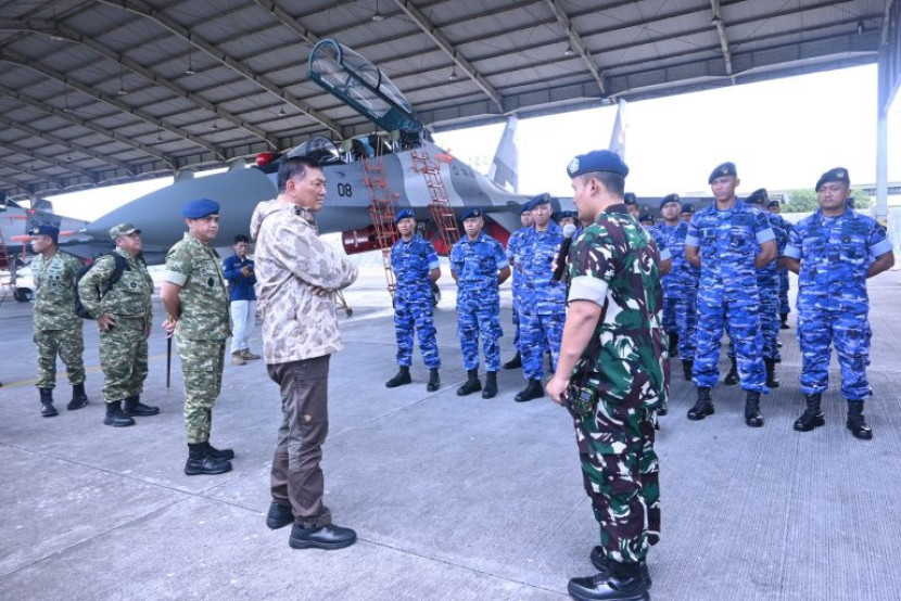 Menhan Sjafrie Tinjau Kesiapan Operasional Jet Sukhoi Su-27/30