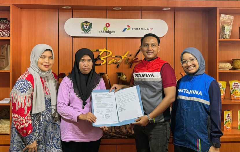 Tim Pertamina dengan pengrajin batik binaan BUMN migas. (Dok. Martha Aznury)