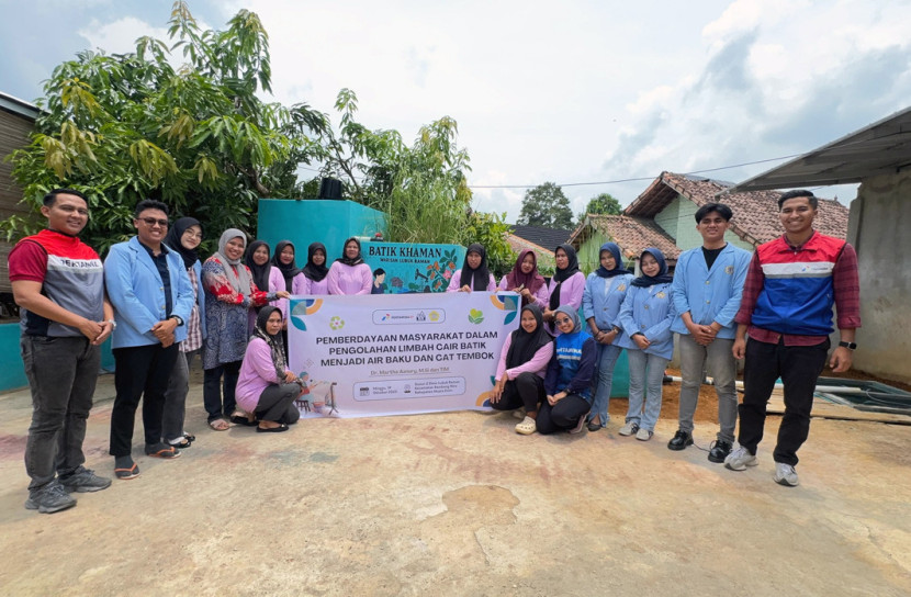 Tim Polsri dan Pertamina EP untuk pemberdayaan masyarakat melalui inovasi teknologi pemanfaatan limbah batik untuk air baku dan cat tembok. (FOTO: Dok Martha Aznury)