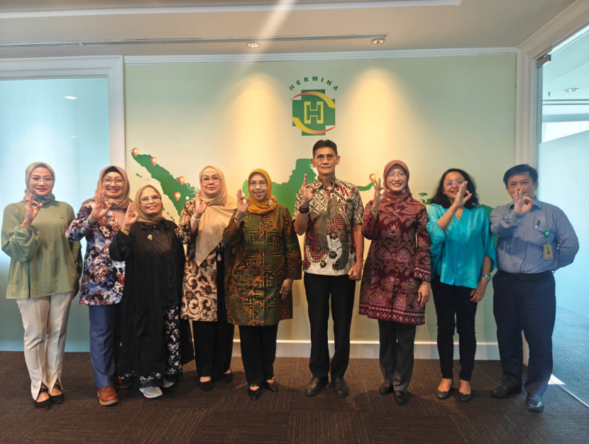 Direktur Sales Bio Farma, dr. Kamelia Faisal (kelima dari kiri) dan Dr. Yulisar Khiat (keempat dari kanan) pada sesi penandatanganan Nota Kesepahaman