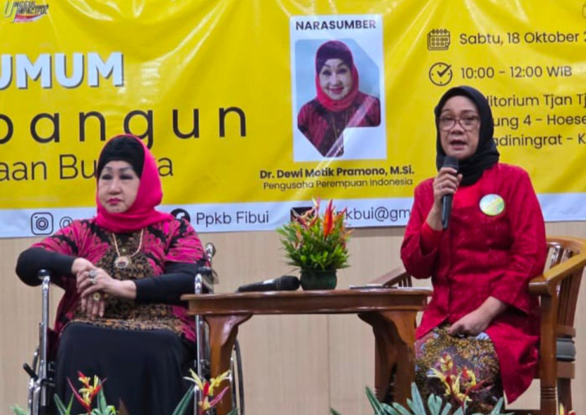 Dr. Dewi Motik Pramono, M.Si. (kiri) memberi Kuliah Umum 