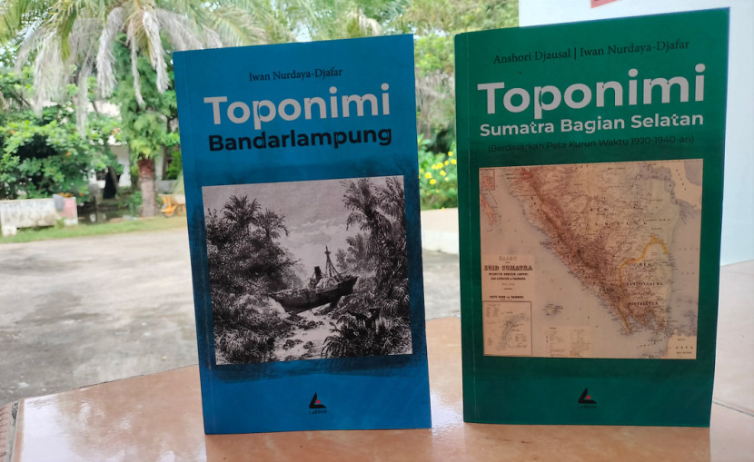 Dua buku toponimi yang terbit di Bandarlampung. (FOTO: Maspril Aries)