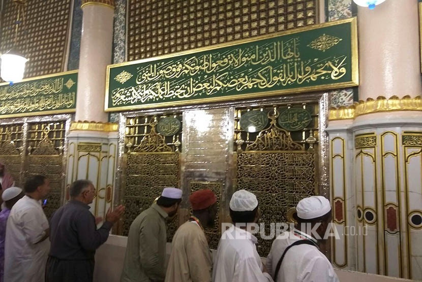 Umat Muslim berdoa di depan Makam Rasulullah.