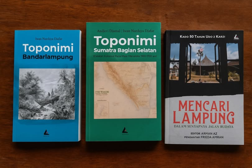 Buku Toponimi dan buku lainnya terbitan Pustaka Labrak siap dijual pada peluncuran dan bedah buku "Toponimi Sumatra Bagian Selatan (Berdasarkan Peta Kurun Waktu 1920-1940)” dan “Toponimi Bandarlampung berlangsung 21-22 Oktober 2025 di Taman Budaya Lampung. (FOTO: Zulkarnain Zubairi)