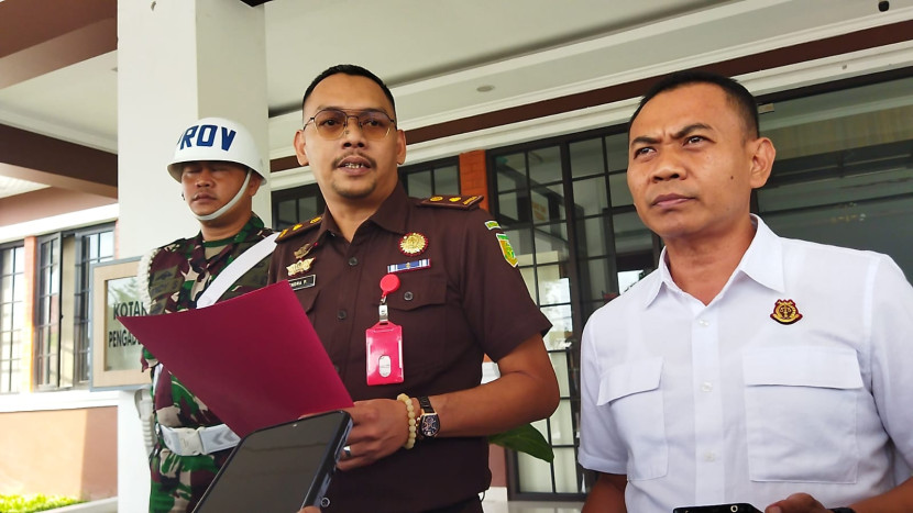 Dalam konferensi perss di depan gedung Kejari Majalengka Kasi Pidsus yang didampingi Kasi Intel memaparkan hasil pemerikasaan tersangka DS. (Foto: Dok Eko Widiantoro)