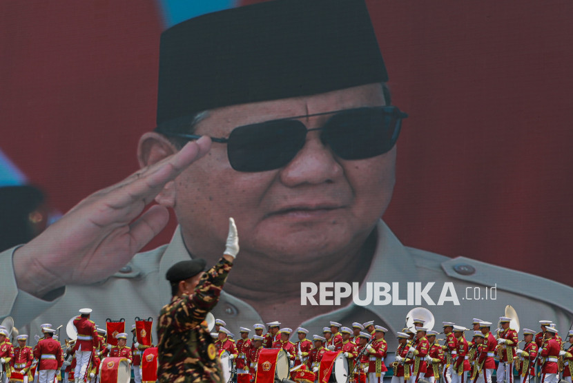 Presiden Prabowo memberi hormat saat HUT TNI 2025.
