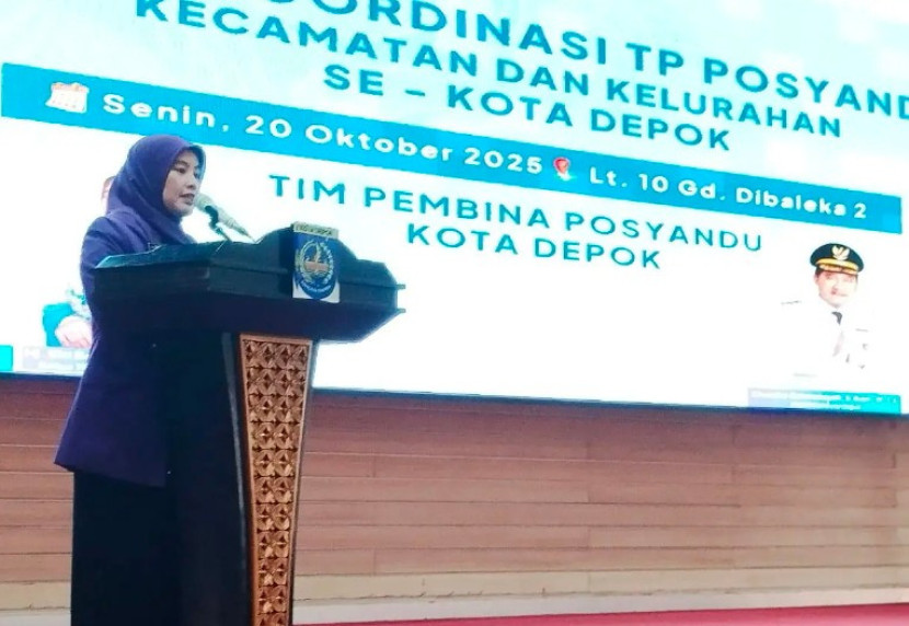 Ketua TP Posyandu Kota Depok, Siti Barkah Hasanah saat memberikan sambutan pada Rakor Posyandu Kecamatan dan Kelurahan se-Kota Depok di Balai Kota Depok, Senin (20/10/2025). (Foto: Dok Diskominfo Kota Depok).