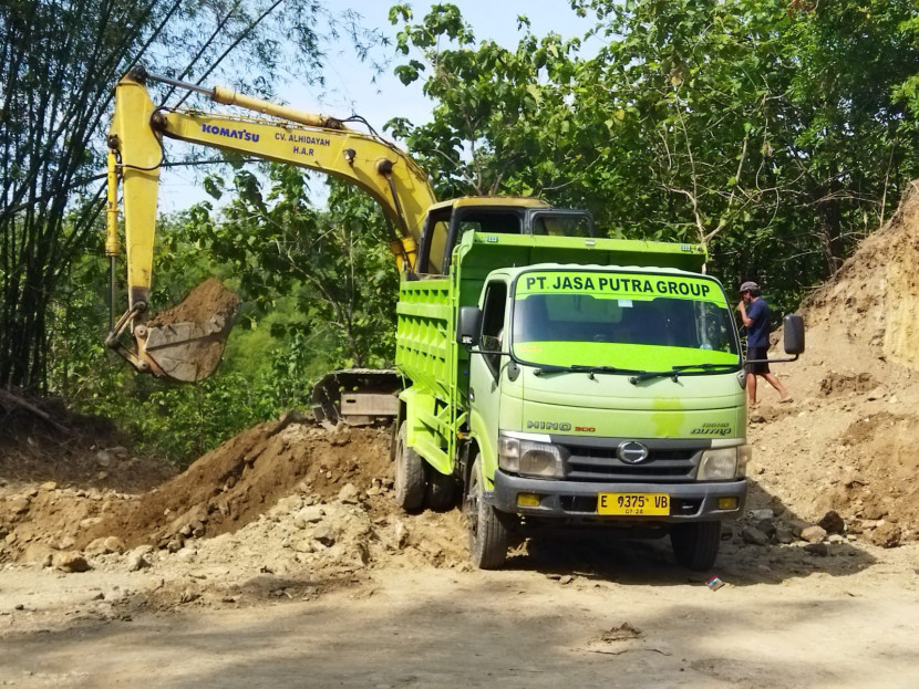 Beberapa truk dan alat berat terpantau sedang melakukan pengerukan di lokasi. (Foto: Dok Eko Widiantoro)
