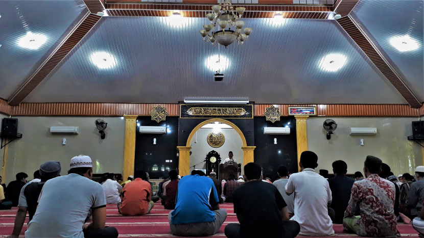 Jamaah menyimak kajian Islam dari seorang ustadz di sebuah masjid Bandar Lampung. (Foto: Sumatralink.id/Mursalin Yasland)