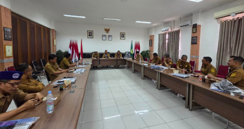 Rapat rutin mingguan yang krusial bersama seluruh Sekretaris Desa (Sekdes) se-Kecamatan Cileungsi di Aula Kecamatan Cileungsi, Kabupaten Bogor, Jabar. (Foto:Dok Dwi Retno)