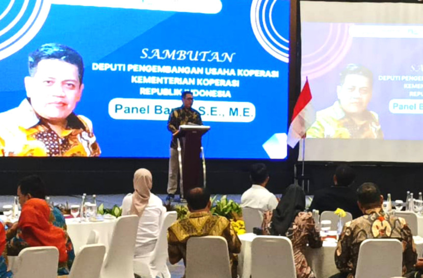 Deputi Pengembangan Usaha Koperasi Kementerian Koperasi dan UKM, Panel Barus menyampaikan sambutan pada pembukaan Konsolidasi Koperasi Desa Merah Putih di Hotel Santika Gubeng, Surabaya, Senin (20/10/2025). FOTO: Dadang Kurnia/ Sekitarsurabaya.com