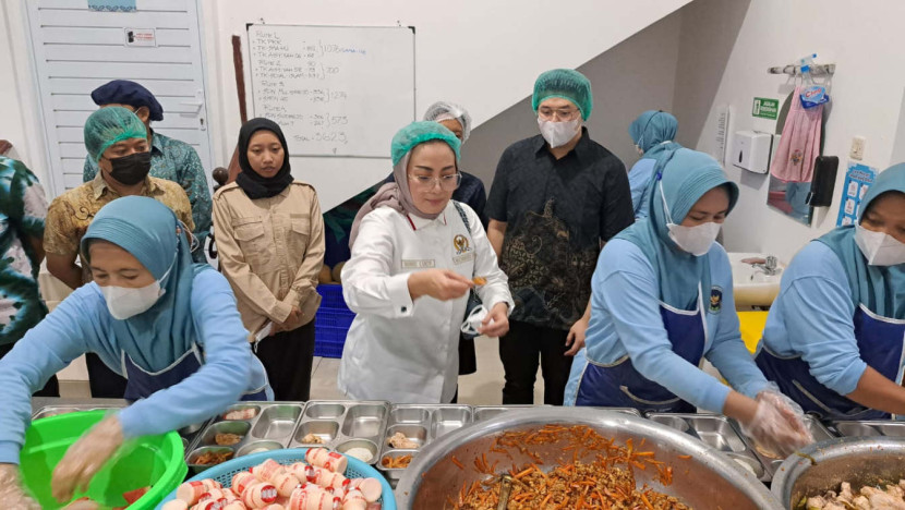 Anggota Komisi IX DPR RI Lucy Kurniasari (baju putih) saat meninjau SPPG di Surabaya dan Sidoarjo saat reses di Surabaya (16/10/2025) dan Sidoarjo, (20/10/2025). (Foto: Dok RUZKA INDONESIA)