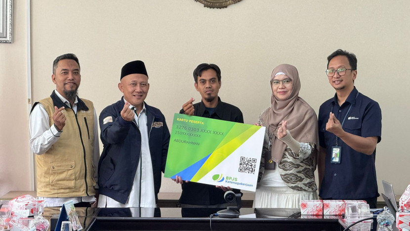 BAZNAS Kota Depok memberikan jaminan BPJS Ketenagakerjaan bagi 100 pekerja rentan dan pelaku UMKM, sebagai bentuk kepedulian terhadap keamanan dan perlindungan kerja mereka. Selasa, (21/10/2025). (Foto: Dok Humas BAZNAS Kota Depok)