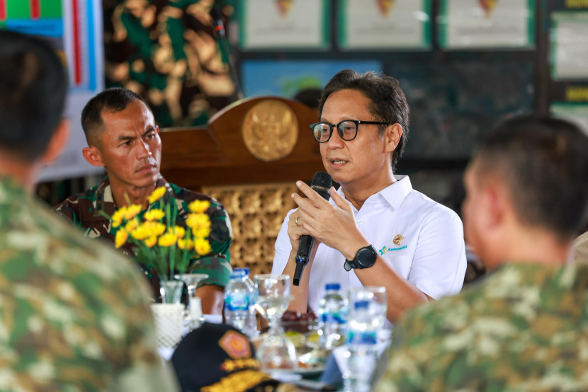Menteri Kesehatan Budi Gunadi Sadikin saat meninjau pembangunan Markas Batalyon Teritorial Pembangunan (MA Batalyon TP) 835 di Desa Kerekeh