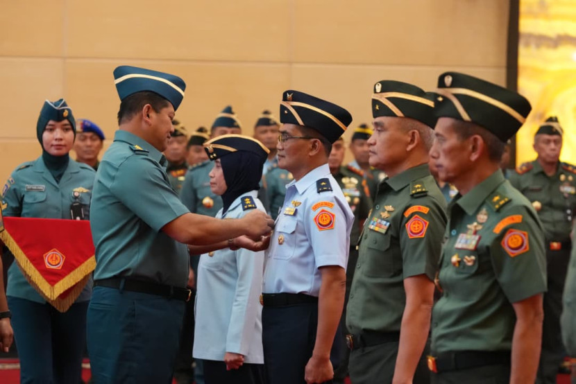 Irjen TNI Laksdya Hersan memimpin tiga sertijab di Mabes TNI, Cilangkap, Jaktim. Sumber: Puspen TNI