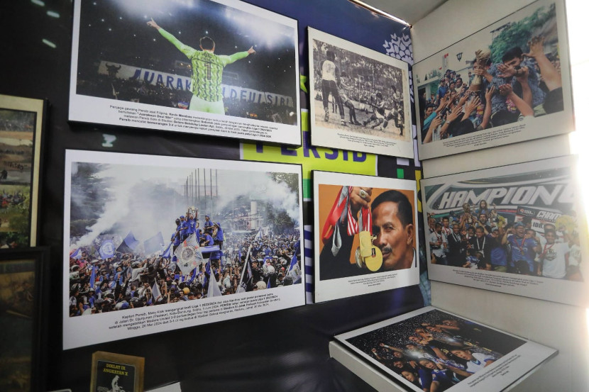 Foto-foto sejarah Persib pada pameran Milestone 215 Tahun Kota Bandung, di Museum Kota Bandung, Selasa (21/10/2025). Foto: Diskominfo Kota Bandung