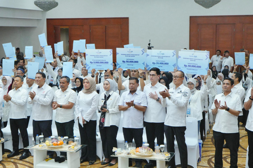 Kegiatan Akad Massal Kredit Usaha Rakyat (KUR) bagi 800.000 pelaku UMKM se-Indonesia tingkat Jabar di Kota Depok, Selasa (21/10/2025).istimewa