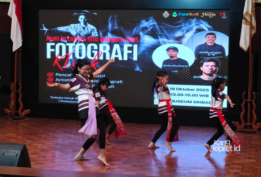Siswa kursus Tari Museum Sri Baduga menari di sela acara Klinik Fotografi Road to Lomba Foto Museum 2025 di Audiotorium Museum Sri Badung, Bandung, Ahad (19/10/2025). KANGJEPRET.ID/YOGI ARDHI (Data Teknis: Xiaomi 14T)