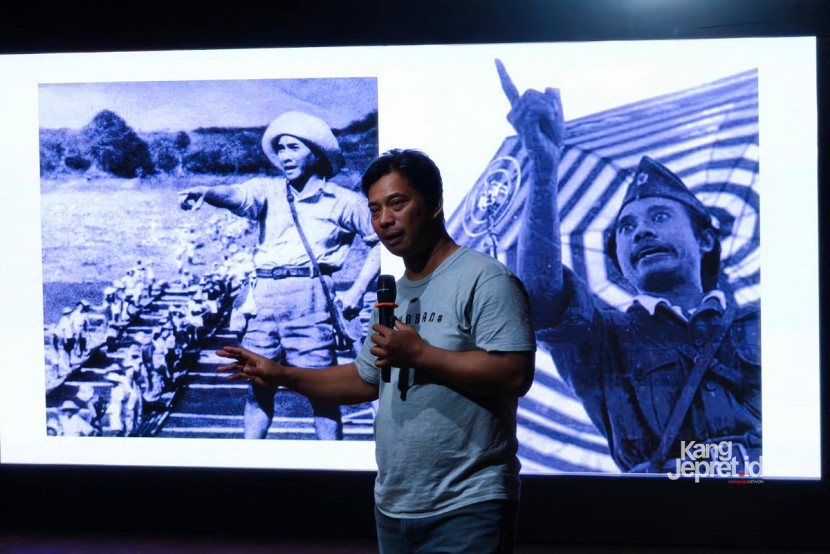 Praktisi fotogtrafi Deni Sugandi mengisi materi Narasi pada Fotografi di sela acara Klinik Fotografi Road to Lomba Foto Museum 2025 di Audiotorium Museum Sri Badung, Bandung, Ahad (19/10/2025). KANGJEPRET.ID/ YOGI ARDHI (Data Teknis: Xiaomi 14)