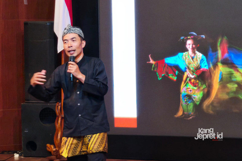 Instruktur sekolah fotografi, Ari Perangin-angin, mengisi sesi pencahayaan kreatif pada acara Klinik Fotografi Road to Lomba Foto Museum 2025 di Audiotorium Museum Sri Badung, Bandung, Ahad (19/10/2025). KANGJEPRET.ID/YOGI ARDHI (Data Teknis: Xiaomi 14T)