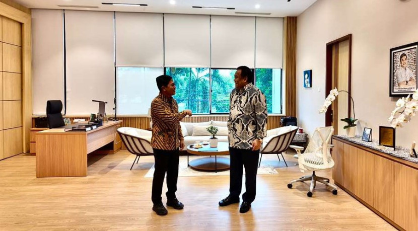 Anggota DPR RI dari daerah pemilihan Gorontalo, Rachmat Gobel saat bertemu Wakil Menteri Kesehatan dr. Dante Saksono Harbuwono, Sp. PD., Ph.D 