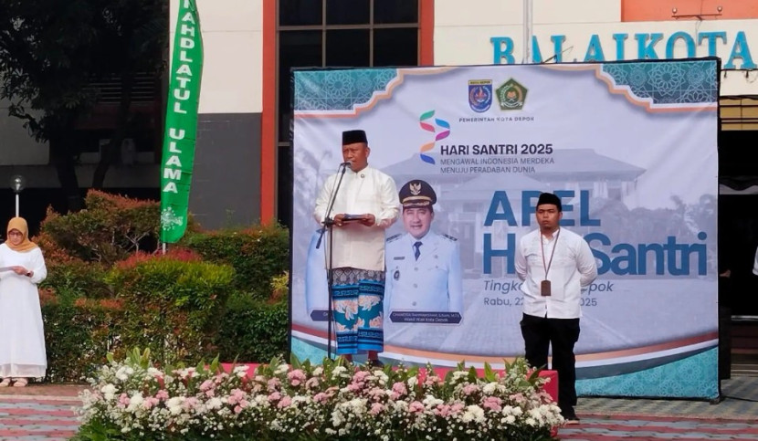 Wali Kota Depok, Supian Suri menjadi inspektur upacara pada peringatan Hari Santri Nasional (HSN) 2025 tingkat Kota Depok yang digelar di Lapangan Balai Kota Depok, Rabu (22/10/2025). (Foto: Dok Diskominfo Kota Depok)