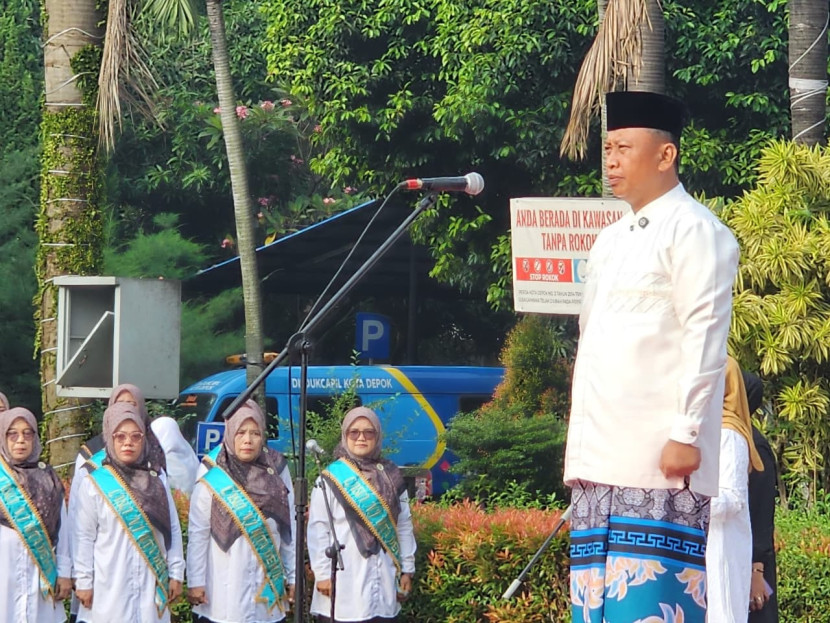 Wali Kota Depok Supian Suri saat menjadi Pembina Apel Akbar dalam rangka Memperingati Hari Santri Nasional 2025 di Balaikota Depok, Rabu (22/10/2025)