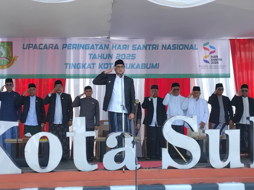 Momen Upacara Peringatan Hari Santri Nasional Tahun 2025 tingkat Kota Sukabumi di Plaza Balai Kota Sukabumi, Rabu (22/10/2025).