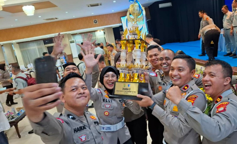 Satlantas Polres Metro Depok saat menunjukkan piala yang berhasil diraih dalam ajang Lomba RSPA 2025 yang digelar di Polda Metro Jaya, Selasa (21/10/2025). (Foto: Dok Satlantas Polres Metro Depok)
