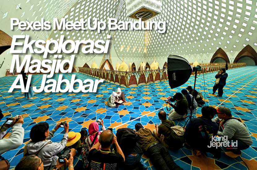 Sejumlah peserta mengikuti sesi pemotretan di lantai mezzanin Masjid Al Jabbar Bandung (Dok Pexel Bandung/Kevin Yung).